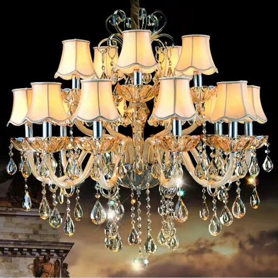 Lustre de luxe en cristal pour bougies, idéal pour le hall et l'escalier d'un penthouse.