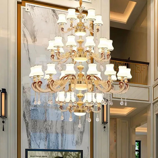 Grand lustre en cristal pour l'éclairage d'une villa duplex et d'un hall d'hôtel