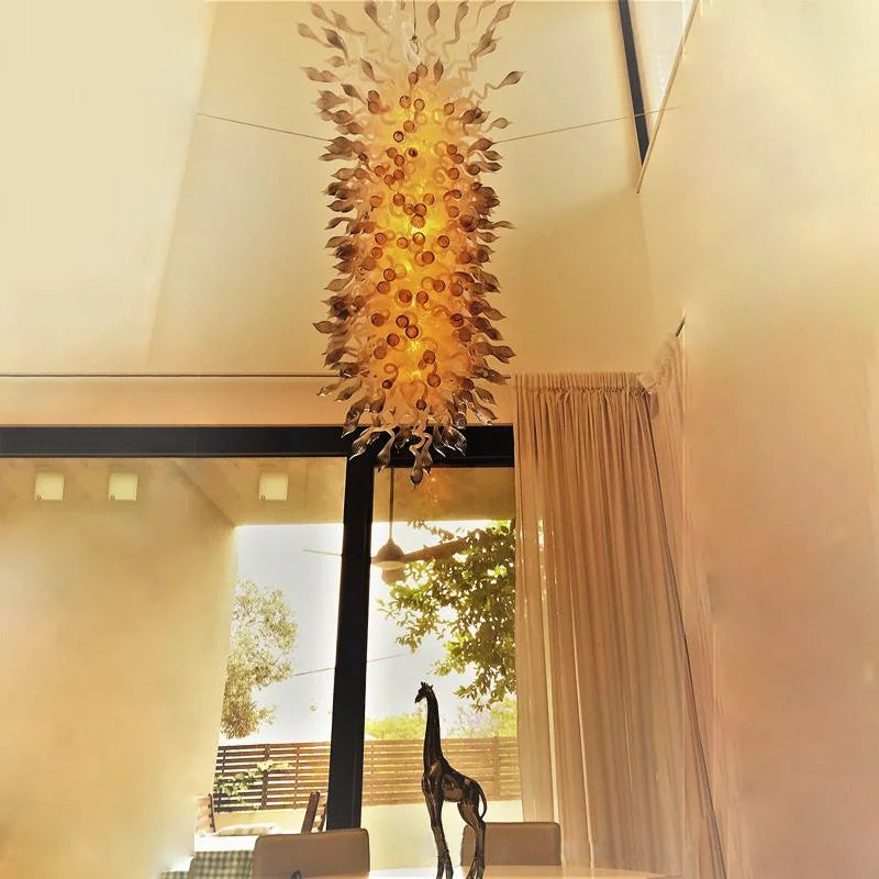 Lustre moderne en verre pour plafond haut, idéal pour l'éclairage d'un hall d'entrée