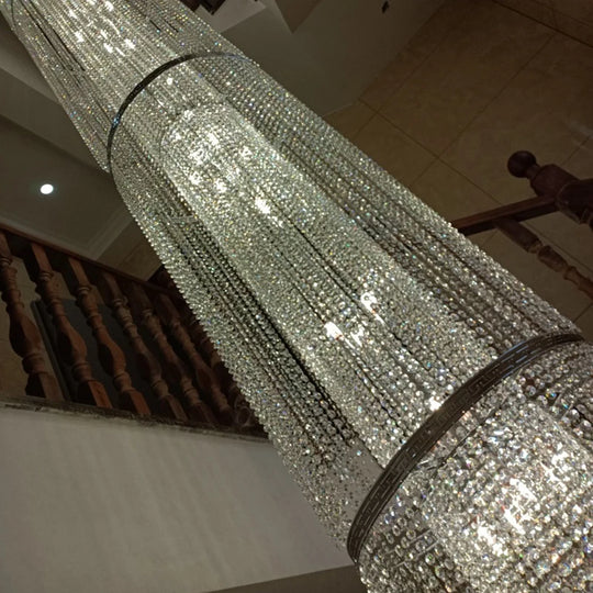 Lustre en cristal pour escalier en colimaçon, idéal pour les halls de villas et d'hôtels.