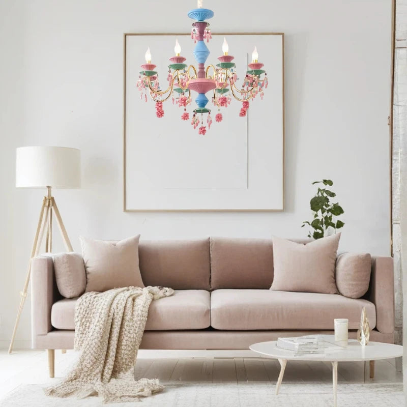 Lustre de style campagne française, idéal pour une salle à manger, une chambre d'enfant ou une chambre de princesse. Lustre européen coloré.